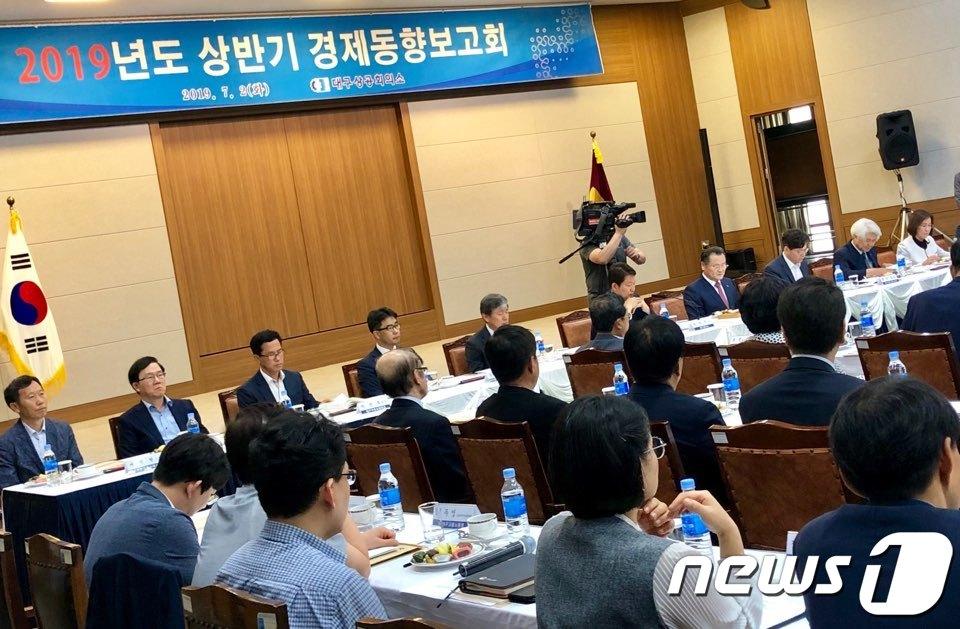 본문 이미지 - 대구상공회의소는 2일 '2019 상반기 대구지역 경제동향보고회'를 열었다. 이날 보고회에는 권영진 대구시장, 이재하 대구상공회의소 회장을 비롯한 대구상의 회장단, 권순박 대구지방국세청장, 김성섭 대구경북지방중소기업벤처청장, 원종석 한국은행 대구경복본부장, 서창현 대구지방공정거래소장, 장근섭 대구지방고용청장, 김태오 DGB금융그룹회장 등 유관기관장, 기업인 등 200여명이 참석했다.  ⓒ News1 남승렬 기자