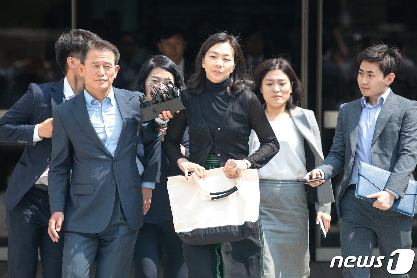 필리핀 가사도우미 불법 고용 혐의로 재판에 넘겨진 조현아 전 대한항공 부사장이 서울중앙지법에서 열린 1심 선고공판을 마친 뒤 법원을 나서고 있다. 2019.7.2/뉴스1 ⓒ News1 구윤성 기자