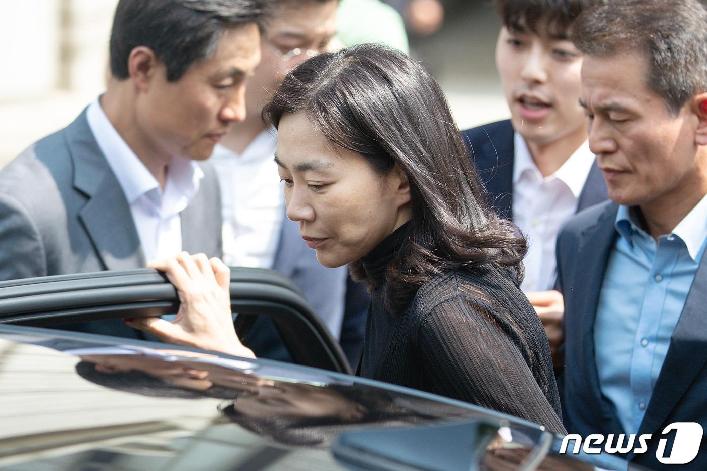 필리핀 가사도우미를 불법 고용한 혐의로 재판에 넘겨진 조현아 전 대한항공 부사장이 서울중앙지법에서 열린 1심 선고공판을 마친 뒤 법원을 나서고 있다. 2019.7.2/뉴스1 ⓒ News1 구윤성 기자