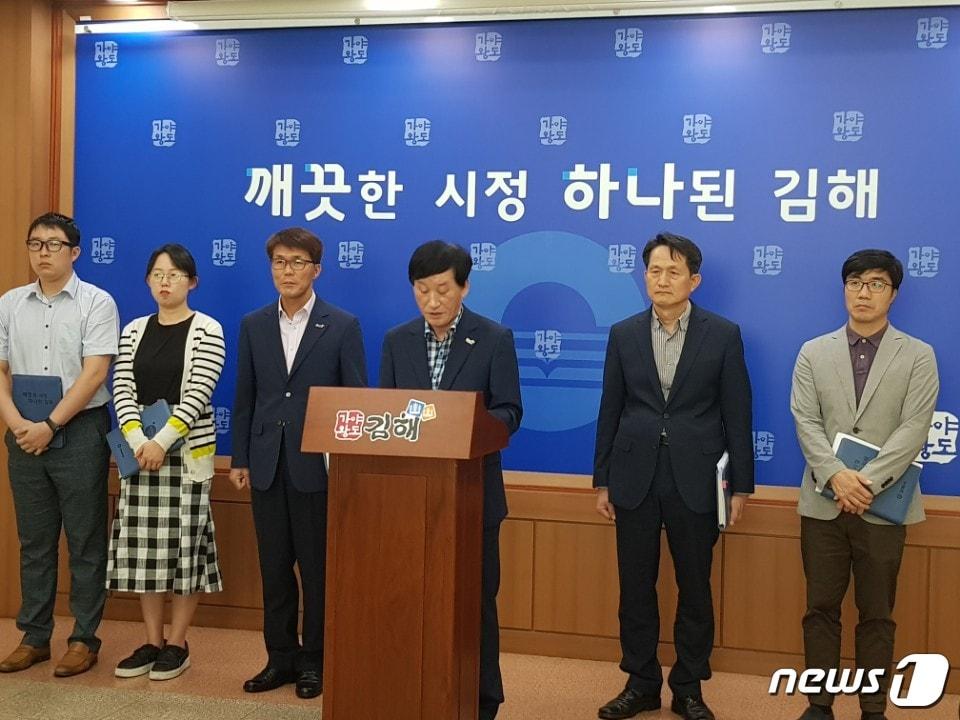 본문 이미지 - 경남 김해시가 지난해 9월 장유소각장 증설 강행 방침을 확인하는 기자회견을 하고 있다 ⓒ 뉴스1DB