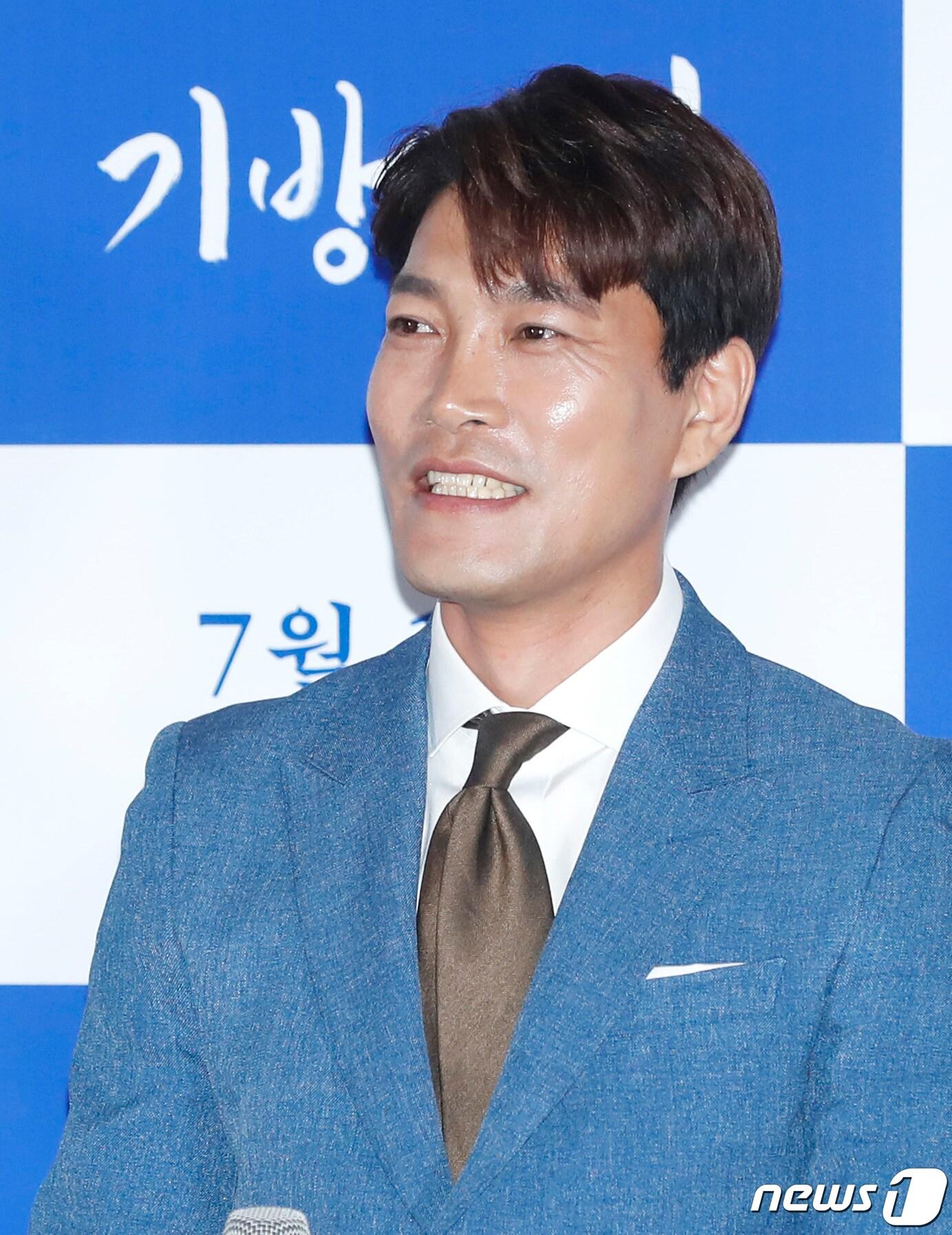 본문 이미지 - 배우 최귀화가 2일 서울 용산CGV에서 열린 영화 '기방도령'(감독 남대중) 언론시사회에 참석해 미소를 짓고 있다. '기방도령'은 자신이 나고 자란 기방 연풍각을 살리기 위해 조선 최초 남자 기생이 되기로 결심하는 '꽃도령' 허색의 이야기를 그린 작품이다. 2019.7.2/뉴스1 ⓒ News1 권현진 기자