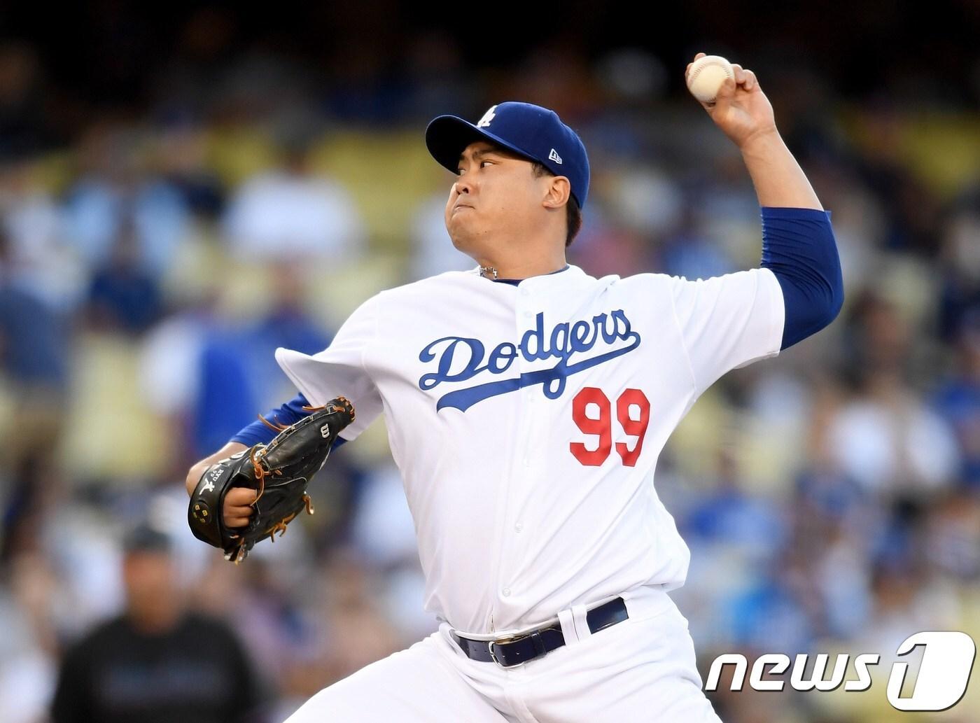 본문 이미지 - 류현진이 20일(한국시간) 미국 캘리포니아주 로스앤젤레스 다저스타디움에서 열린 2019 메이저리그 마이애미 말린스와 홈 경기에 선발 등판해 7이닝 4피안타 3볼넷 1사구 7탈삼진 1실점 호투를 펼쳤다.ⓒ AFP=뉴스1