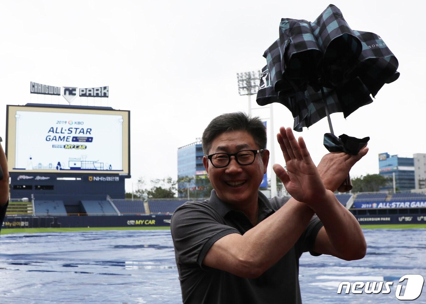 본문 이미지 - 한대화 한국야구위원회 위원이 20일 오후 경남 창원시 마산회원구 창원NC파크에서 '2019 프로야구 올스타전'이 우천 순연 됐다고 손짓하고 있다. 경기는 내일로 연기됐다. 2019.7.20/뉴스1 ⓒ News1 여주연 기자