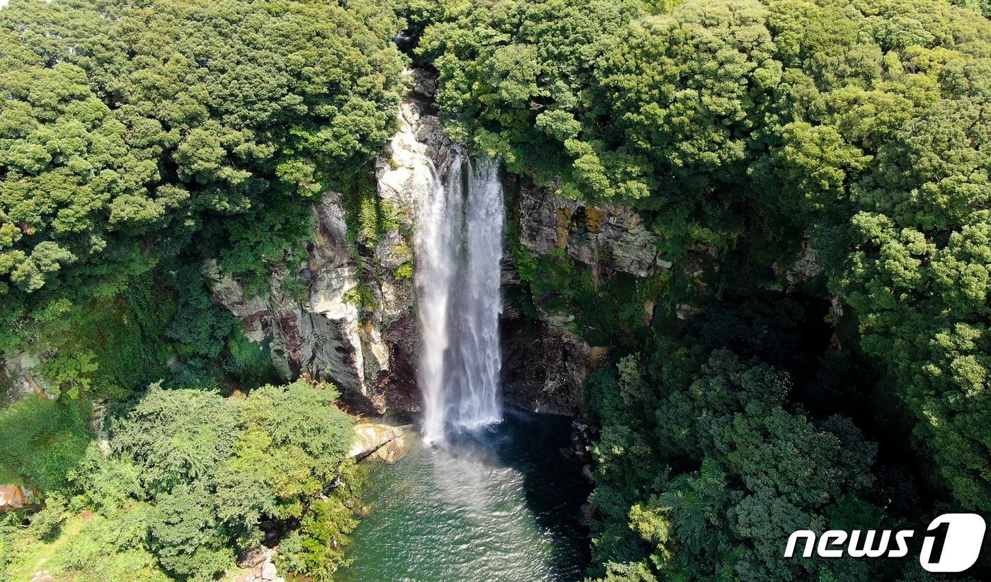 제주 서귀포시 강정동의 엉또폭포가 폭포수를 쏟아 내며 장관을 연출하고 있다. / 뉴스1 DB