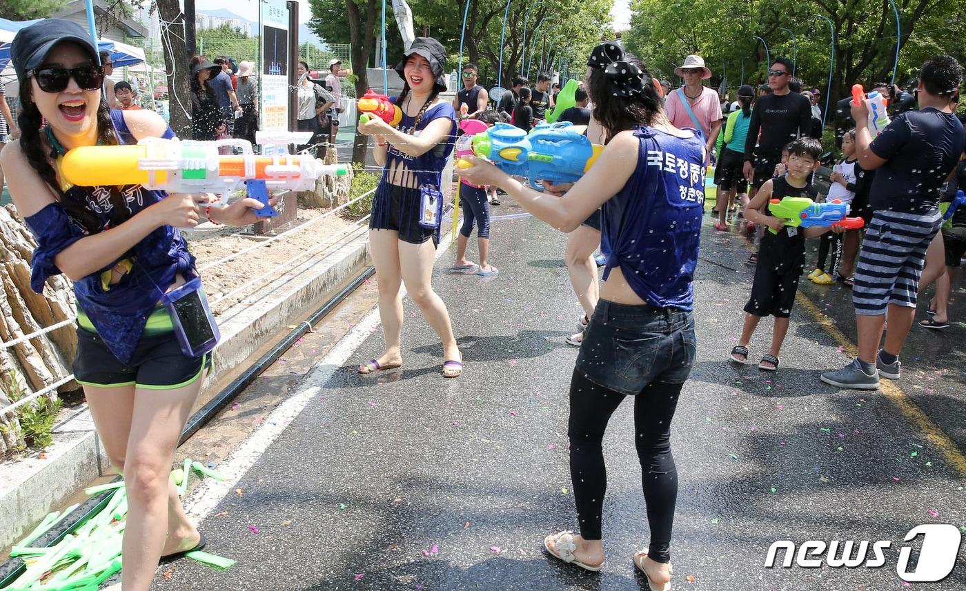본문 이미지 - 지난해 강원 양구군 레포츠공원 일대에서 열린 2019 양구 배꼽축제장에서 관광객들이 물총싸움을 하고 있다. (양구군 제공) 2019.7.22 /뉴스1 ⓒ News1 