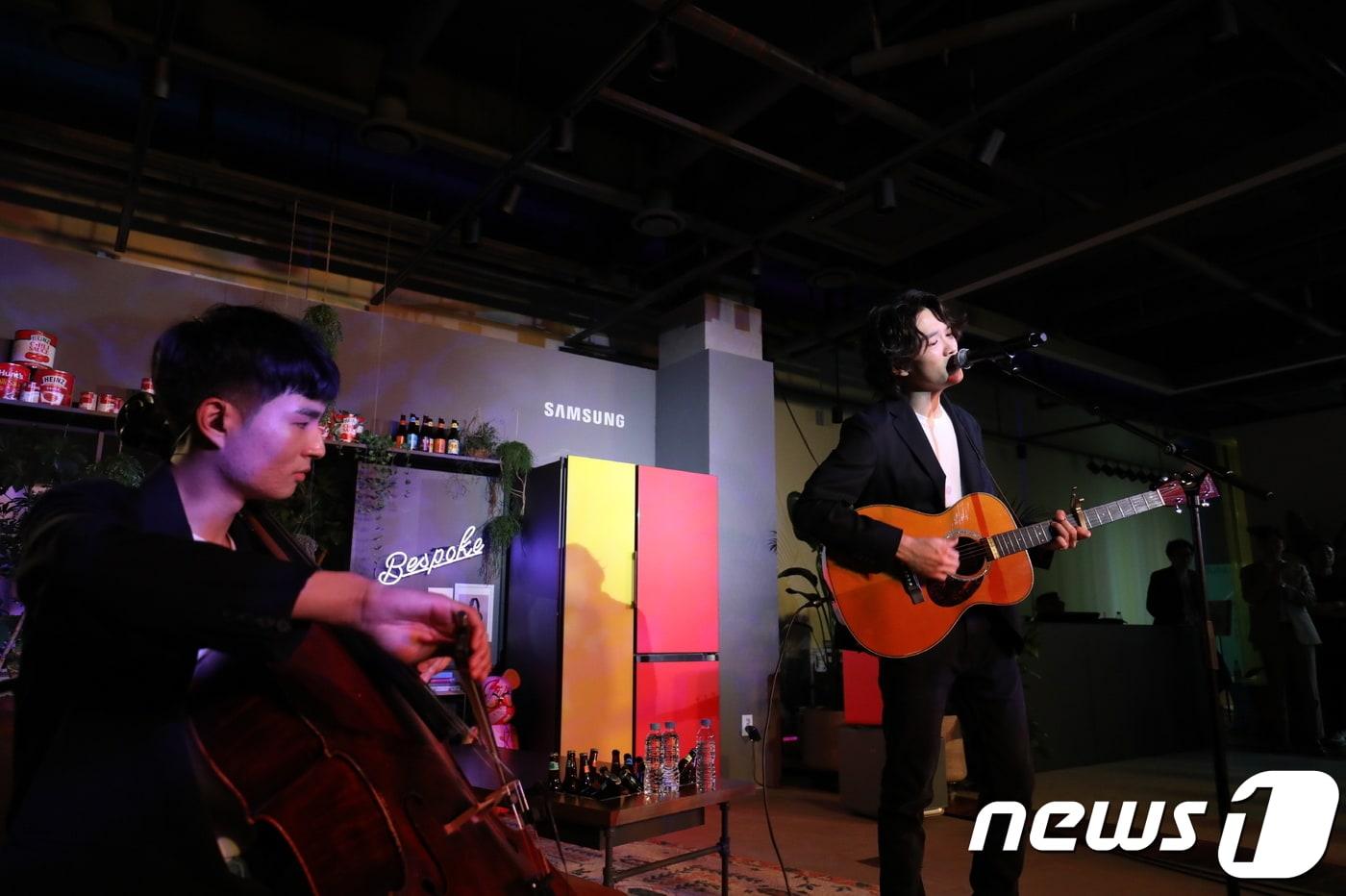 본문 이미지 - 가수 케빈오가 지난 19일 삼성디지털플라자 강남본점 5층에 위치한 삼성 라이프스타일 생활가전 쇼룸 '#프로젝트프리즘(ProjectPRISM)에서 '프리즘 콘서트'를 열고 노래하고 있다.(삼성전자 제공)ⓒ 뉴스1
