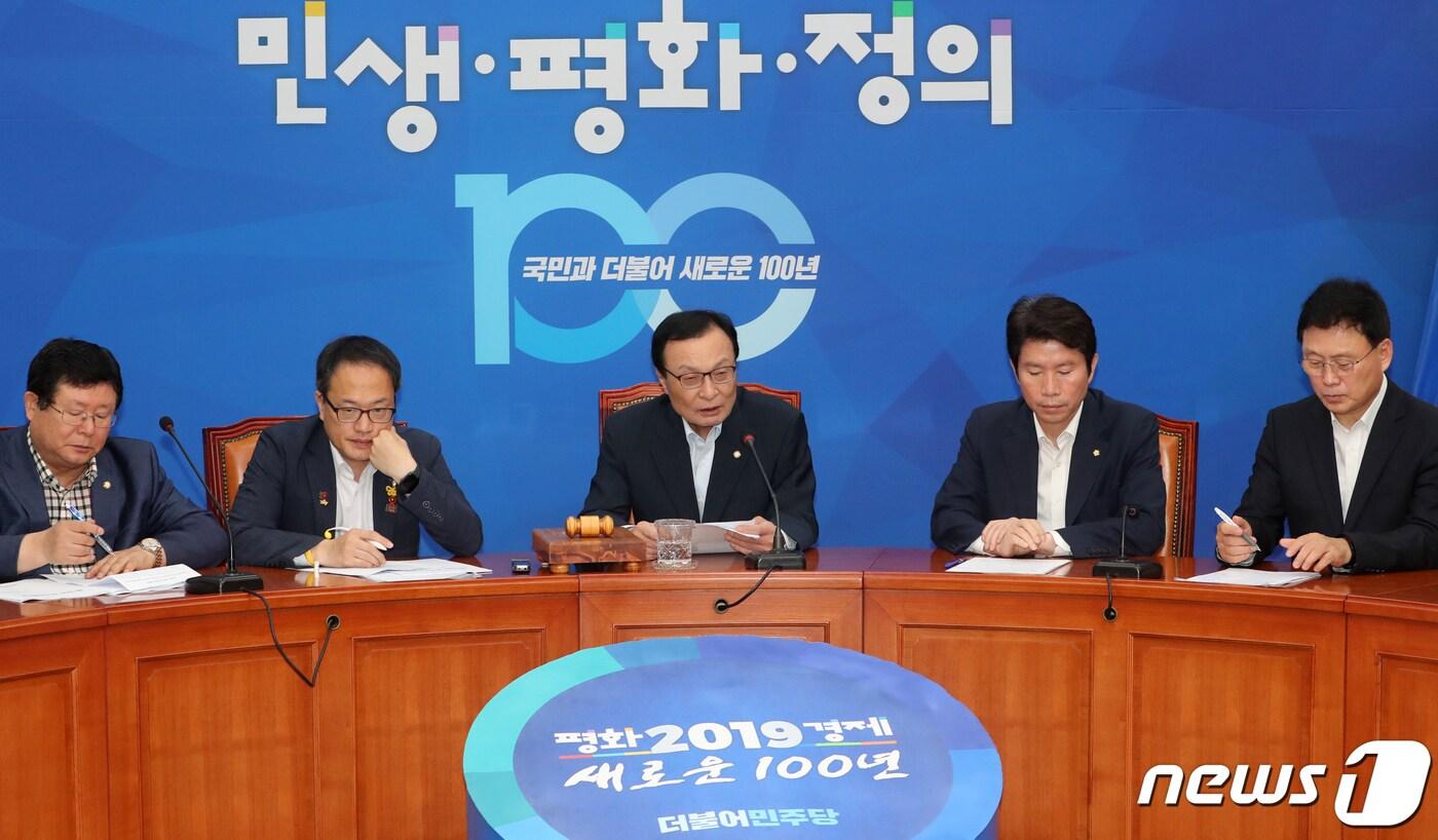 이해찬 더불어민주당 대표가 22일 서울 여의도 국회에서 열린 최고위원회의에서 발언하고 있다. 이해찬 대표는 '국민들을 위한 예산을 집행하는 것이 정치에서 중요한 것'인데, '자유한국당이 이를 외면했다'며, '추경안 처리를 외면한 자유한국당을 비판'했다. 2019.7.22/뉴스1 ⓒ News1 이종덕 기자