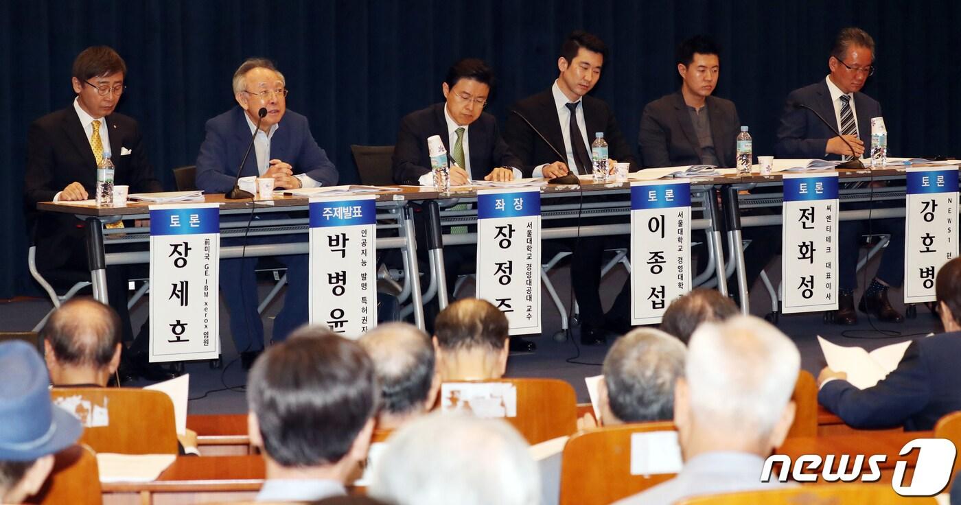 박병윤 인공지능 발명 특허권자가 22일 서울 여의도 국회 헌정기념관에서 열린 대한민국헌정회 정책연구위원회 주최 토론회에서 인공지능이 일자리 만들어 내는 시대 이란 주제발표를 하고 있다. 2019.7.22/뉴스1