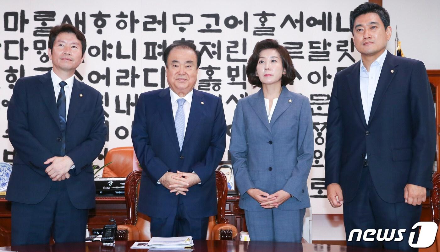 본문 이미지 - 문희상 국회의장(왼쪽 두번째)이 22일 오전 서울 여의도 국회의장실에서 열린 교섭단체 원내대표 회동에서 이인영 더불어민주당, 나경원 자유한국당, 오신환 바른미래당 원내대표와 기념촬영을 하고 있다. 2019.7.22/뉴스1 ⓒ News1 임세영 기자