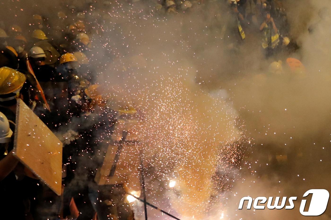 28일 홍콩에서 송환법 철폐를 요구하는 시위대가 최루탄을 발사하는 경찰과 충돌하고 있다. ⓒ 로이터=뉴스1 ⓒ News1 