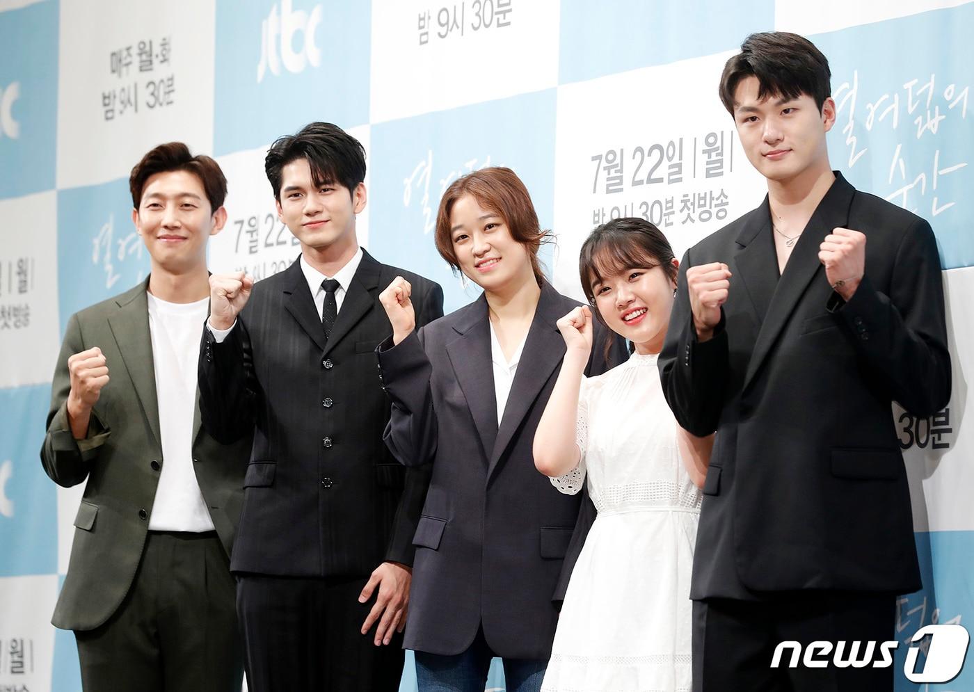 배우 강기영(왼쪽부터), 옹성우, 심나연 PD, 김향기, 신승호가 22일 오후 서울 강남구 논현동 임피리얼팰리스에서 열린 JTBC 월화드라마 '열여덟의 순간'(극본 윤경아) 제작발표회 참석해 포즈를 취하고 있다. '열여덟의 순간'은 위태롭고 미숙한 'Pre-청춘'들의 세상을 있는 그대로 들여다보는 감성 청춘 드라마이다. 2019.7.22/뉴스1 ⓒ News1 권현진 기자