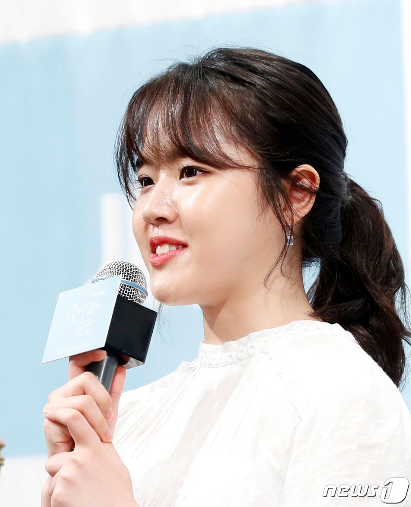 본문 이미지 - 배우 김향기가 22일 오후 서울 강남구 논현동 임피리얼팰리스에서 열린 JTBC 월화드라마 '열여덟의 순간'(극본 윤경아, 연출 심나연) 제작발표회 참석해 인사말을 하고 있다. '열여덟의 순간'은 위태롭고 미숙한 'Pre-청춘'들의 세상을 있는 그대로 들여다보는 감성 청춘 드라마이다. 2019.7.22/뉴스1 ⓒ News1 권현진 기자