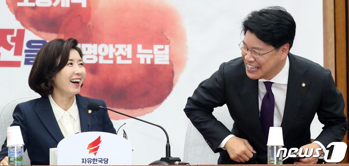 본문 이미지 - 지난 2019년 7월23일 서울 여의도 국회에서 열린 원내대책회의에서 당시 나경원 자유한국당 원내대표로부터 장제원 정개특위 자유한국당 간사가 옆자리를 제안받고 환하게 웃고 있다. ⓒ News1 김명섭 기자