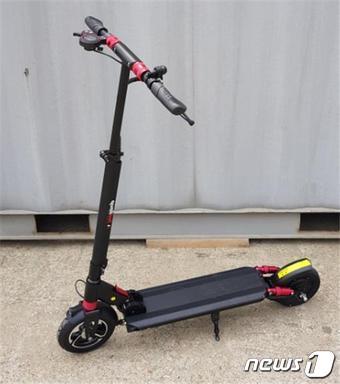 본문 이미지 - 안전성조사 결과 발화 위험으로 리콜 조치를 받은 전동킥보드 '퀄리봇S1' 모델. (국표원 제공) ⓒ 뉴스1