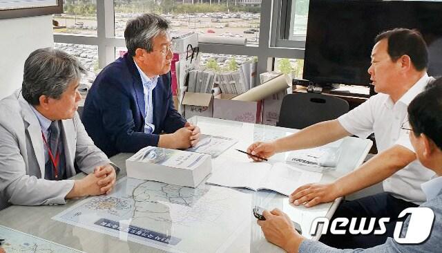본문 이미지 - 23일 국토해양부 철도건설과를 방문한 곽용환 고령군수(왼쪽 두번째)와 김인탁 고령역유치위원장(첫번째) 등이 임종일 과장에게 고령역 유치의 당위성을 설명하고 있다.(고령군제공)2019.7.23/뉴스1ⓒ 뉴스1
