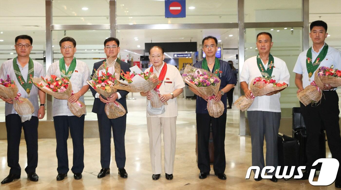 본문 이미지 - 리종혁 부위원장을 단장으로 한 북측대표단이 ‘2019 아시아태평양의 평화와 번영을 위한 국제대회’에 참가하기 위해 필리핀 현지시각으로 24일 오전 0시50분 마닐라 공항을 통해 입국했다.(경기도 제공) /ⓒ 뉴스1