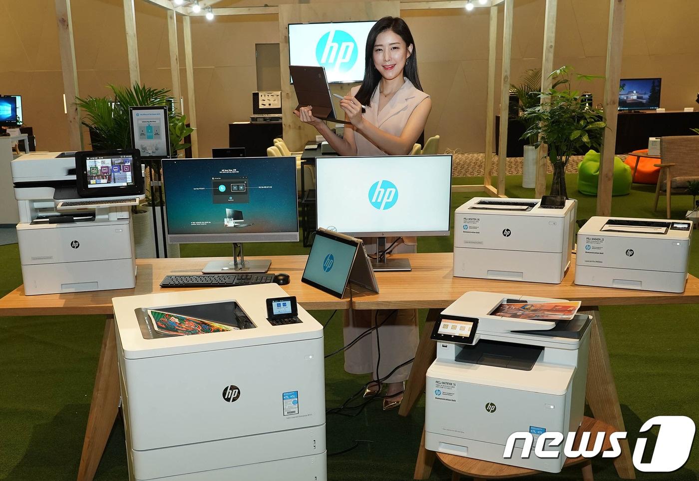 본문 이미지 - 24일 서울 용산구 드래곤시티호텔에서 열린 HP코리아 '오피스 오브 더 퓨처 2019' 기자간담회에서 모델이 PC 및 프린터 신제품을 소개하고 있다.(HP코리아 제공)ⓒ 뉴스1