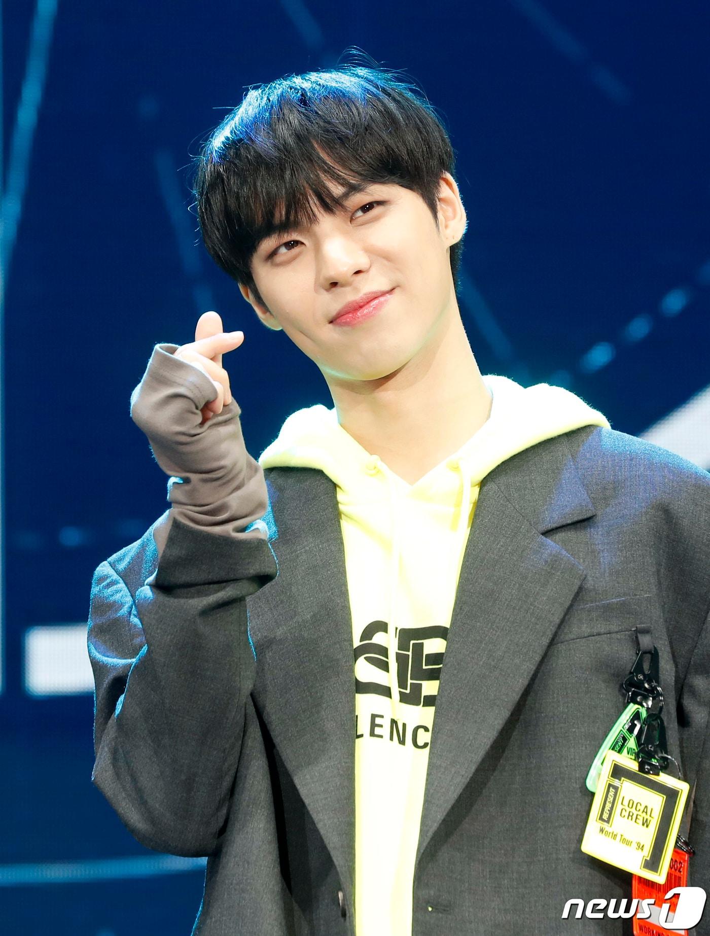 본문 이미지 - 그룹 씨아이엑스(CIX) BX가 24일 오후 서울 송파구 방이동 올림픽공원 SK핸드볼경기장에서 열린 첫 번째 EP 앨범 '헬로(HELLO)' 챕터 1. 안녕, 낯선 사람(Chapter 1. Hello, Stranger) 발매 기념 쇼케이스에 참석해 포즈를 취하고 있다. 2019.7.24/뉴스1 ⓒ News1 권현진 기자