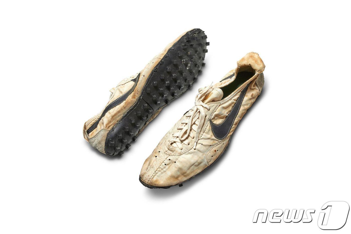 나이키 초창기 시제품 '달 신발'이 23일(현지시간) 뉴욕 소더비 경매에서 43만7500달러에 낙찰됐다. <러너스월드 캡처>ⓒ 뉴스1