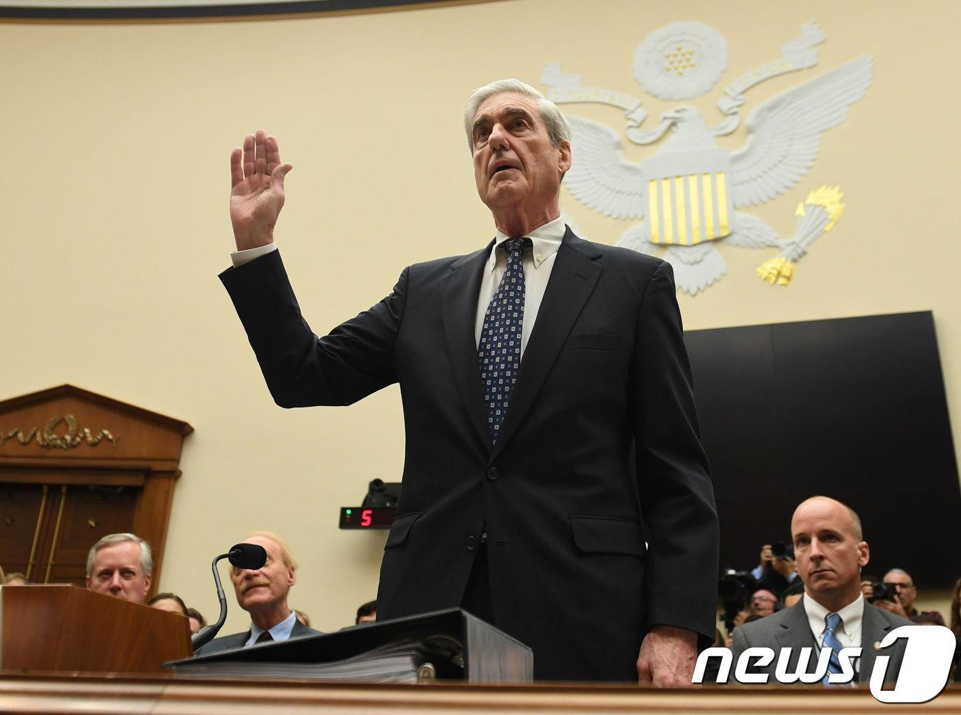 본문 이미지 - 도널드 트럼프 미국 대통령의 '러시아 스캔들' 의혹을 수사했던 로버트 뮬러 전 특별검사가 24일 (현지시간) 워싱턴 하원 법사위원회 청문회에 출석해 선서를 하고 있다. ⓒ AFP=뉴스1 ⓒ News1 우동명 기자