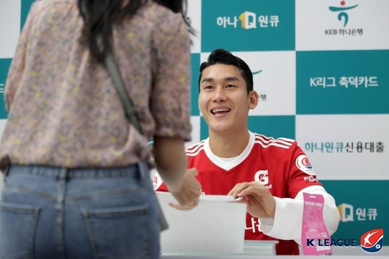 본문 이미지 - 팀 K리그로 뽑힌 전북현대 이용이 팬에게 사인을 해주고 있다. (한국프로축구연맹 제공) ⓒ 뉴스1