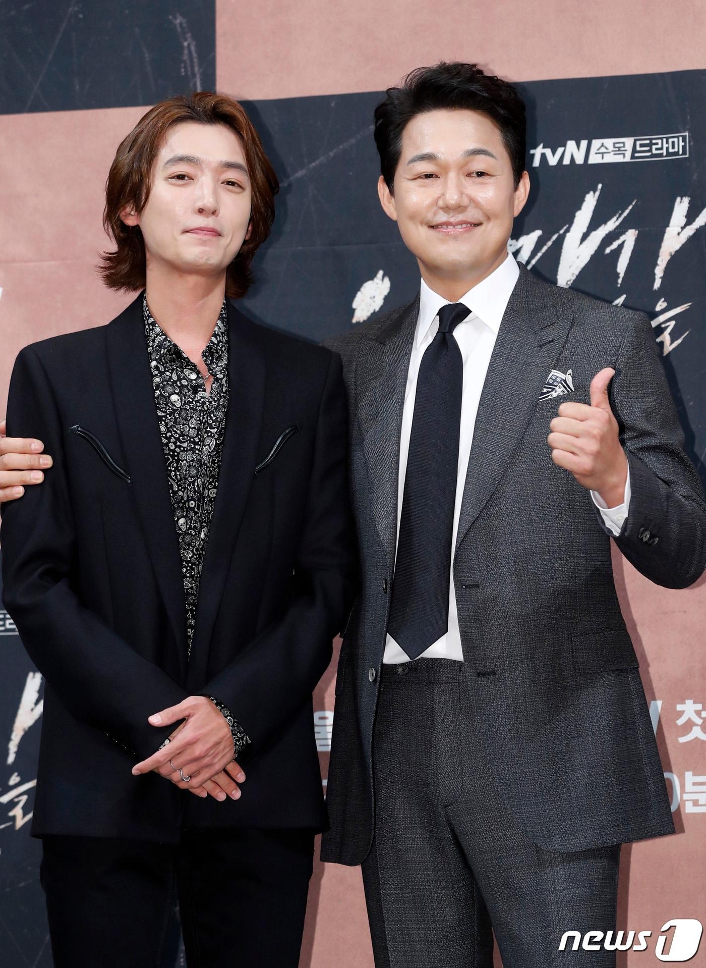 본문 이미지 - 배우 정경호, 박성웅(오른쪽)이 25일 오후 서울 강남구 논현동 임피리얼팰리스 호텔에서 열린 tvN '악마가 너의 이름을 부를 때' 제작 발표회에 참석해 포즈를 취하고 있다. ‘악마가 너의 이름을 부를 때’는 악마에게 영혼을 판 스타 작곡가 하립(정경호 분)이 계약 만료를 앞두고 인생을 건 일생일대 게임을 펼치는 영혼 담보 코믹 판타지다. 2019.7.25/뉴스1 ⓒ News1 권현진 기자