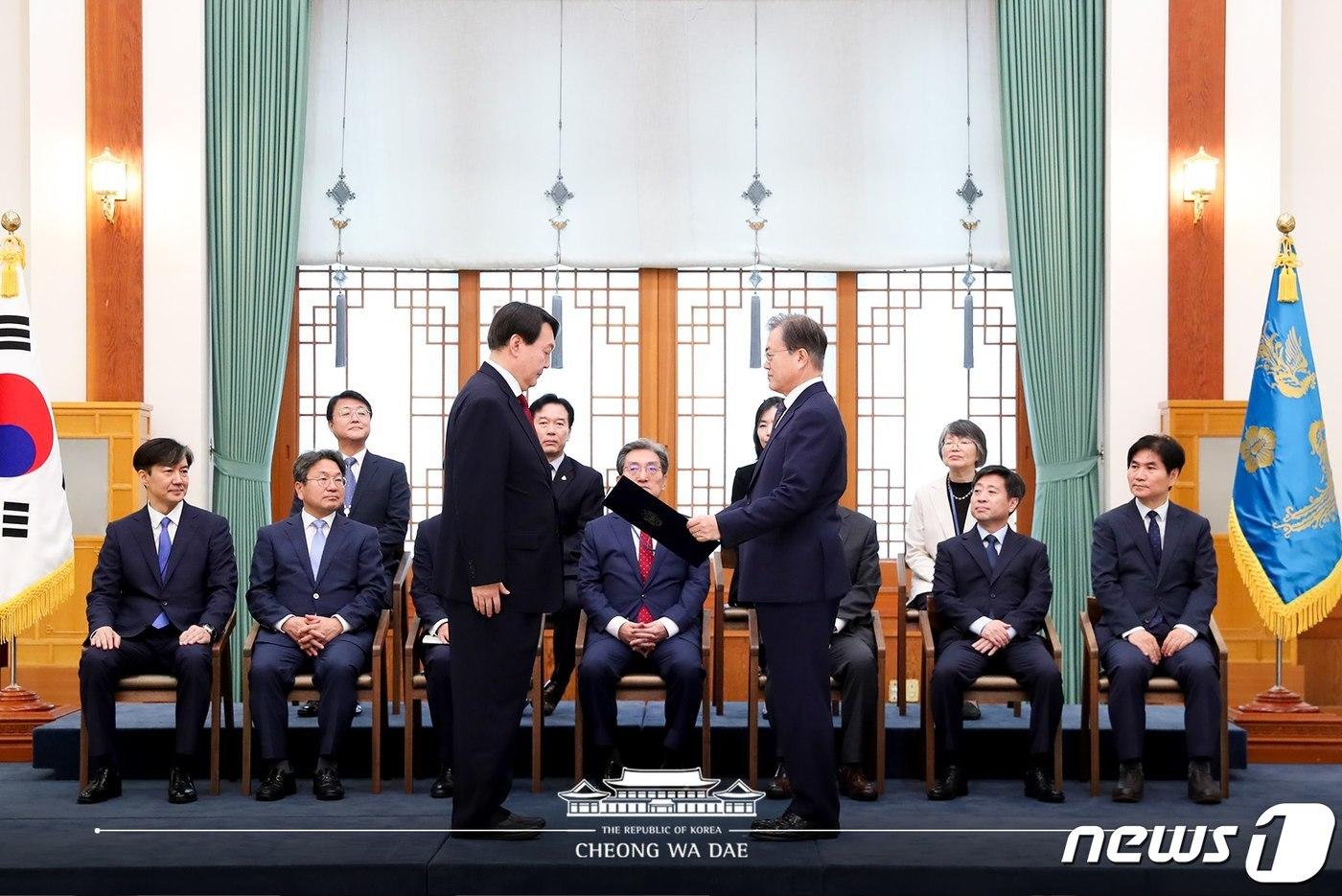 2019년 7월 문재인 대통령이 청와대에서 윤석열 신임 검찰총장에게 임명장을 수여하는 모습을 조국 민정수석(앞줄 맨 왼쪽)이 지켜보고 있다. (청와대 페이스북) 2019.7.25/뉴스1 ⓒ 뉴스1