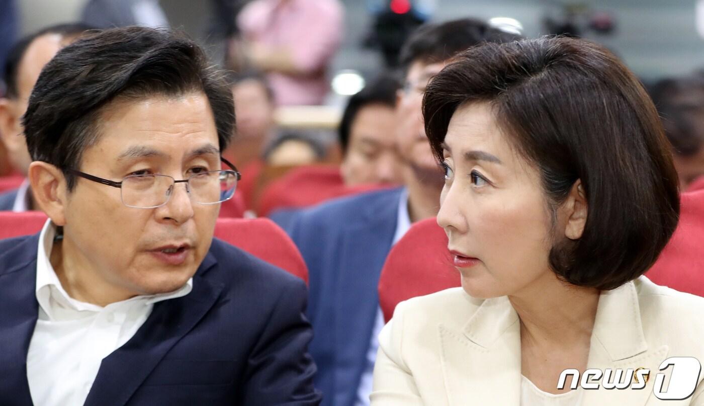 본문 이미지 - 황교안 자유한국당 대표와 나경원 원내대표ⓒ News1 이종덕 기자