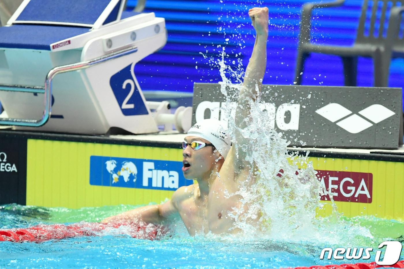 양재훈이 26일 오전 광주 남부대학교 시립국제수영장에서 열린 2019 광주세계수영선수권대회 남자 자유형 50m 예선 10조 경기의 결과를 확인한 뒤 손을 번쩍 들고 있다. 양재훈은 22초26으로 조1위를 차지했으나 전체 19위로 준결승 진출에는 실패했다. 2019.7.26/뉴스1 ⓒ News1 한산 기자