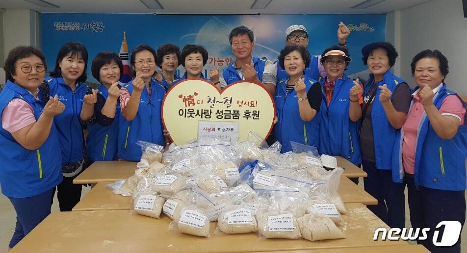 본문 이미지 - 26일 경북 포항시 남구 제철동행정복지센터 지역사회보장협의체 회원들은 26일 관내 취약계층 60여 가구에 사랑의 미숫가루를 전달했다고 밝혔다.(포항시제공) 2019.7.26/ⓒ 뉴스1