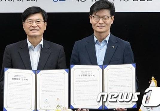 본문 이미지 - 이춘희(왼쪽) 세종시장과 김정섭 공주시장이 상생협력  위한 협약을 체결한 뒤 기념촬영을 하고 있다.ⓒ News1