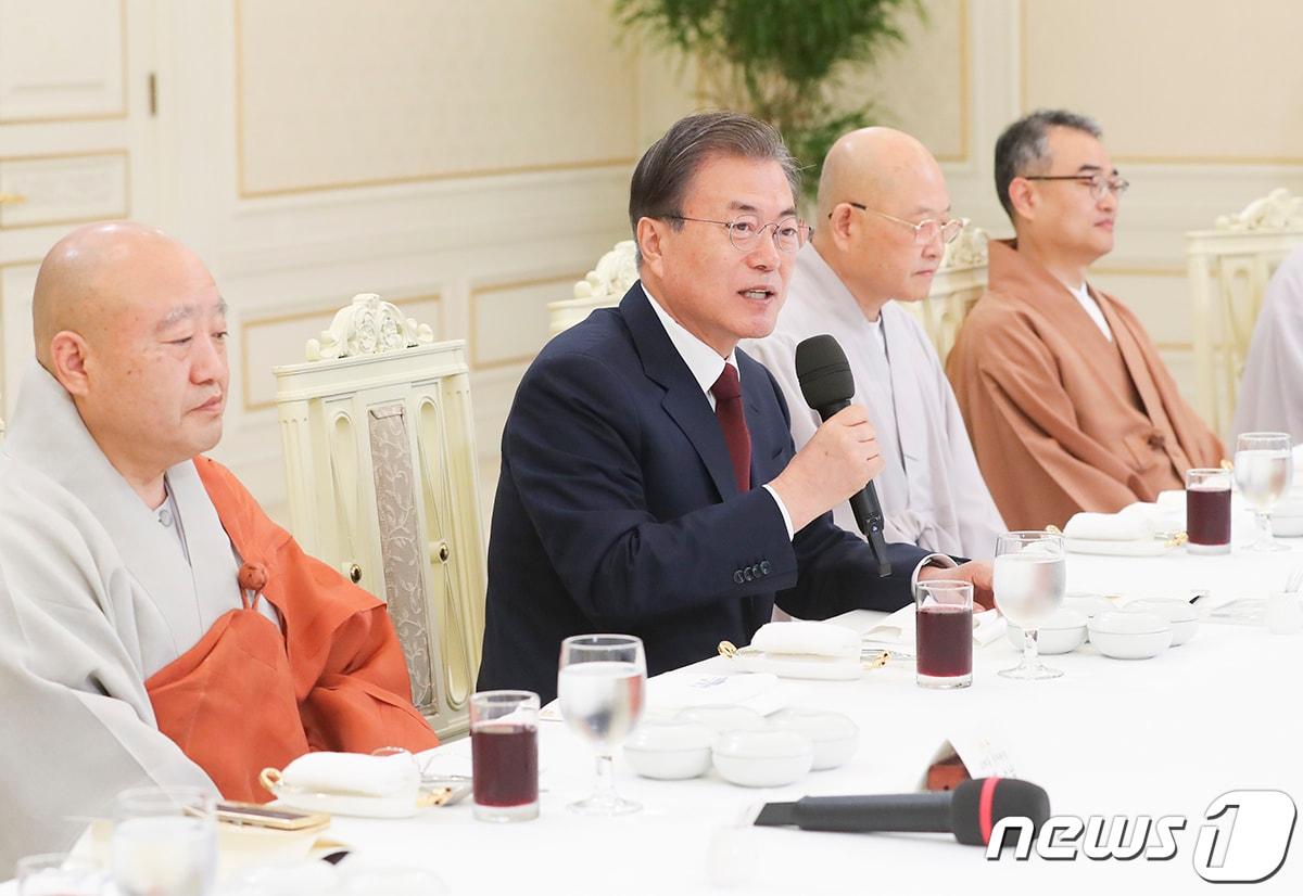 본문 이미지 - 문재인 대통령이 지난해 7월26일 청와대에서 열린 불교지도자 초청 오찬에서 모두 발언을 하고 있다. (청와대 제공) /뉴스1