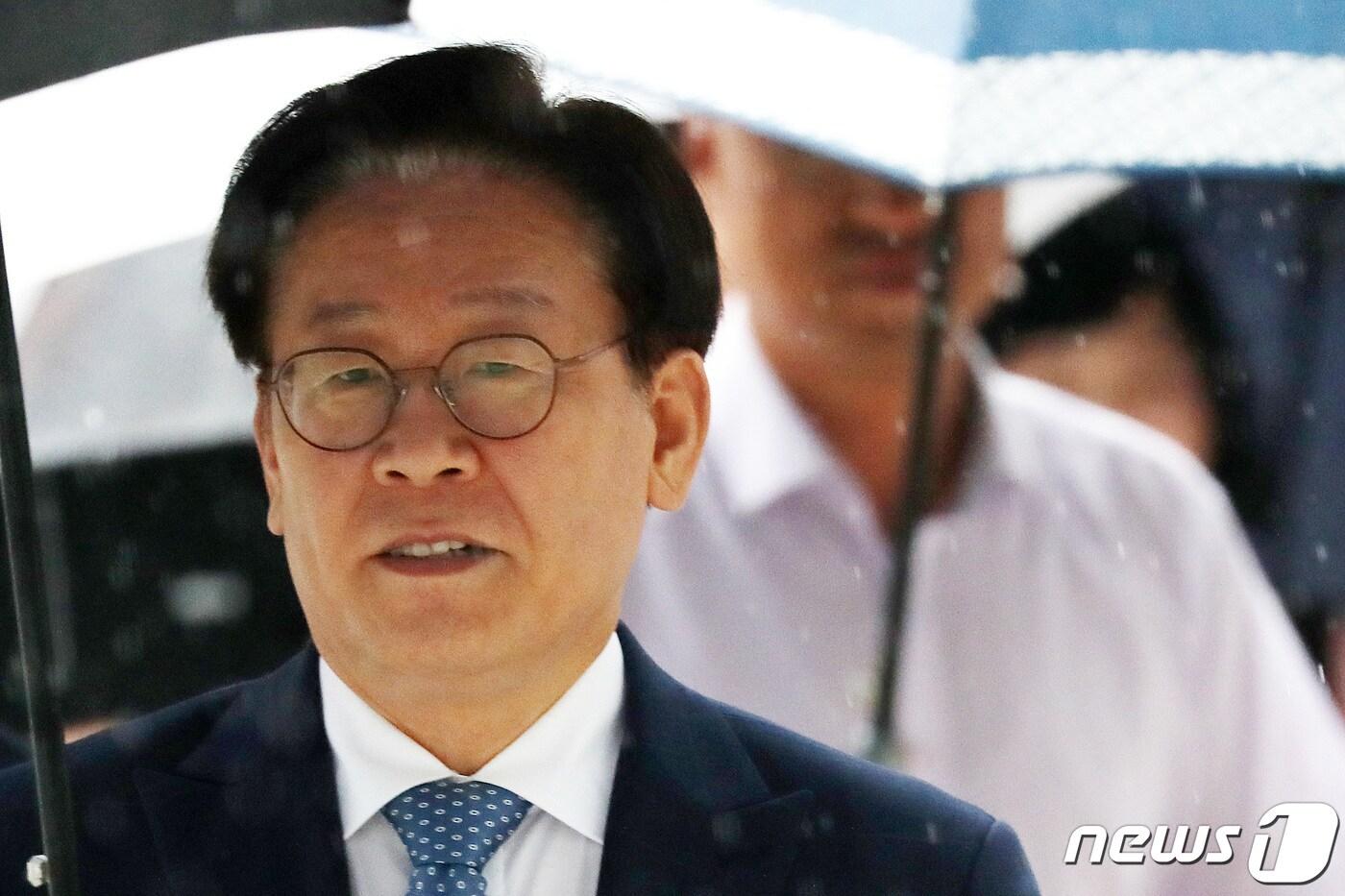 이재명 경기도지사가 26일 오후 경기도 수원시 영통구 수원고등법원에서 열리는 직권남용과 공직선거법 위반 혐의에 대한 항소심 4차 공판에 출석하고 있다. 2019.7.26/뉴스1 ⓒ News1 조태형 기자