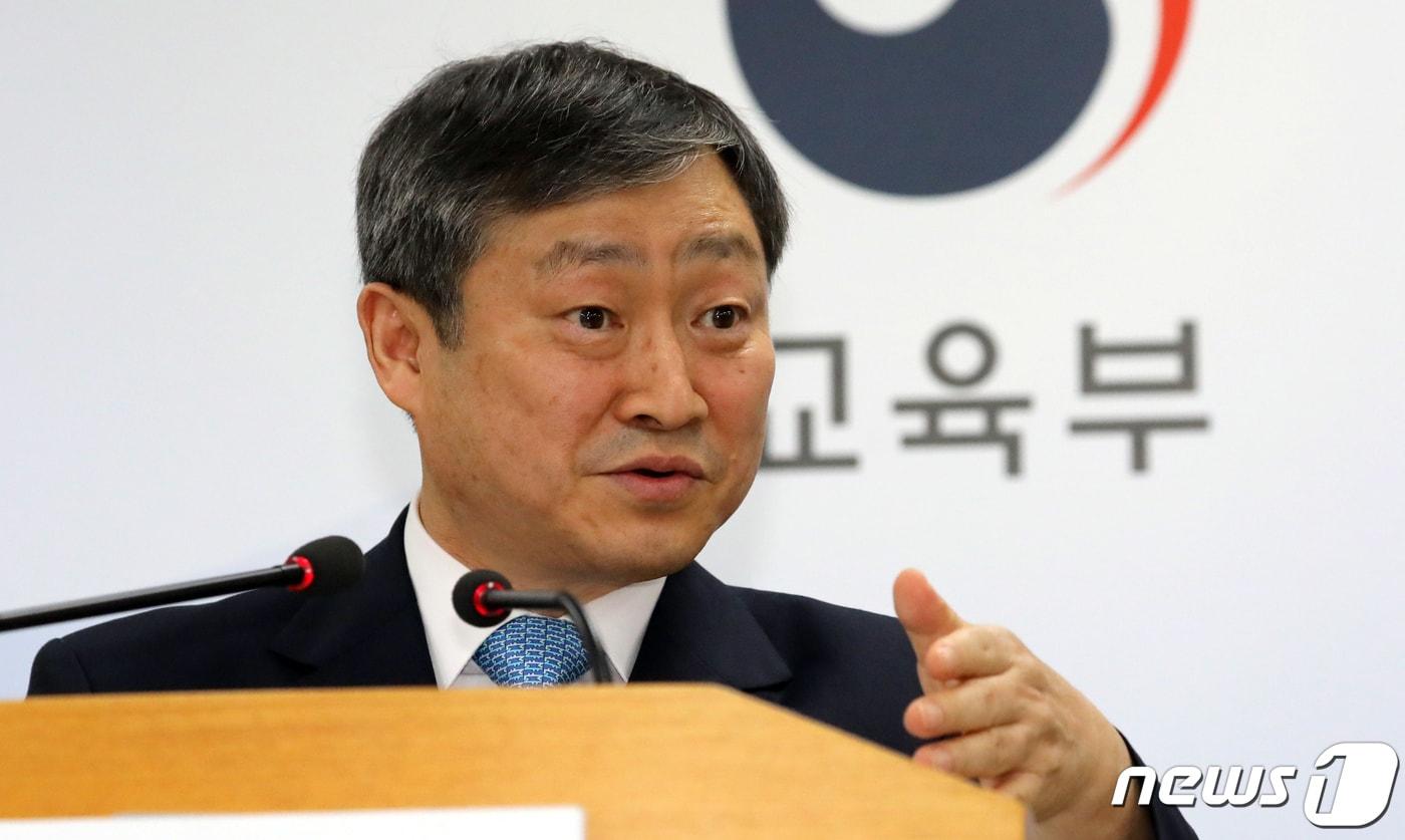본문 이미지 - 박백범 교육부 차관이 26일 정부세종청사 교육부 브리핑실에서 전북 상산고, 군산중앙고, 경기 안산동산고의 자사고 지정취소 동의 신청에 대한 검토결과를 발표하며 기자들의 질문에 답하고 있다. 2019.7.26/뉴스1 ⓒ News1 장수영 기자