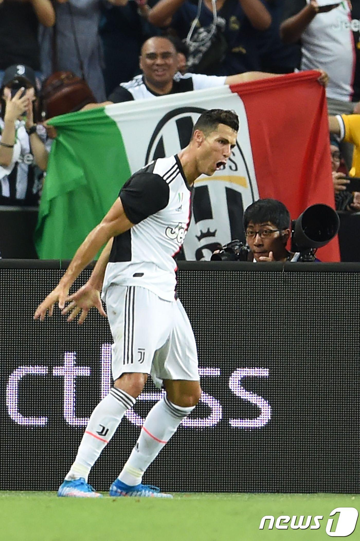 본문 이미지 - 크리스티아누 호날두는 상암벌에서 '호우 세리머니'를 선보일 수 있을까. ⓒ AFP=뉴스1