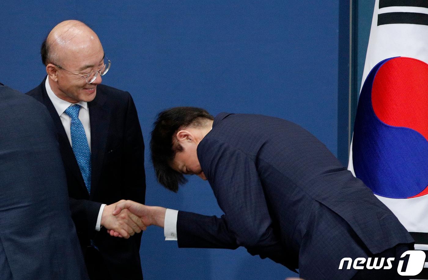 김조원 신임 청와대 민정수석(왼쪽)이 지난 7월26일 오후 서울 종로구 청와대 춘추관에서 조국 전 민정수석과 악수하고 있다. 2019.7.26/뉴스1 ⓒ News1 안은나 기자