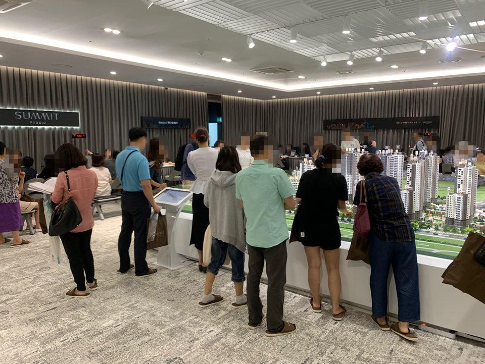 본문 이미지 -  '과천 푸르지오 써밋' 아파트 모델하우스를 찾은 방문객들의 모습.ⓒ 뉴스1