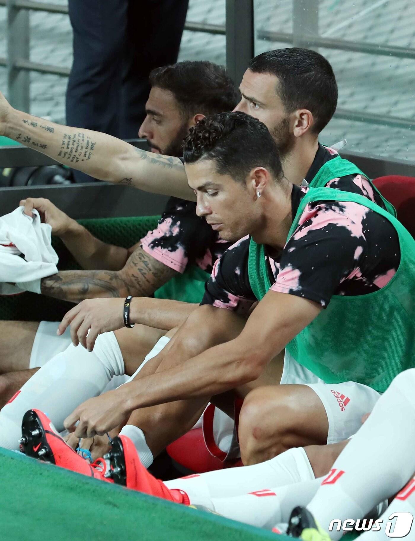 본문 이미지 - 크리스티아누 호날두가 26일 오후 서울 마포구 월드컵경기장에서 열린 하나원큐 팀 K리그와 유벤투스 FC의 친선경기에서 벤치에 앉아 축구화 끈을 묶고 있다. 2019.7.26/뉴스1 ⓒ News1 이재명 기자