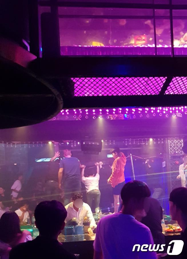 본문 이미지 - 지난 7월27일 오전 2시39분쯤 광주 서구 치평동 한 건물 2층 클럽 내부에서 복층으로 된 구조물이 무너지는 사고가 일어났다. 사진은 시민들이 매몰자들을 구조하려고 시도하는 모습.(독자제공) 2019.7.27 /뉴스1