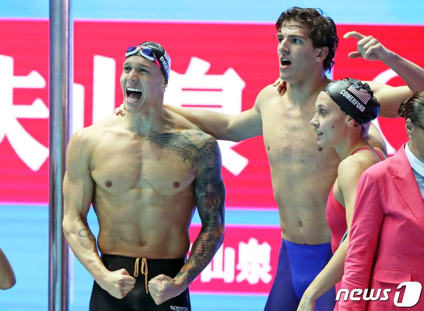 본문 이미지 - 미국 카엘렙 드레셀(왼쪽)이 27일 오후 광주 남부대학교 시립국제수영장에서 열린 '2019 광주 세계수영선수권대회' 혼성 400m 계영 결승에서 금메달을 확정 짓고 동료 선수들과 기뻐하고 있다. 2019.7.27/뉴스1 ⓒ News1 황희규 기자