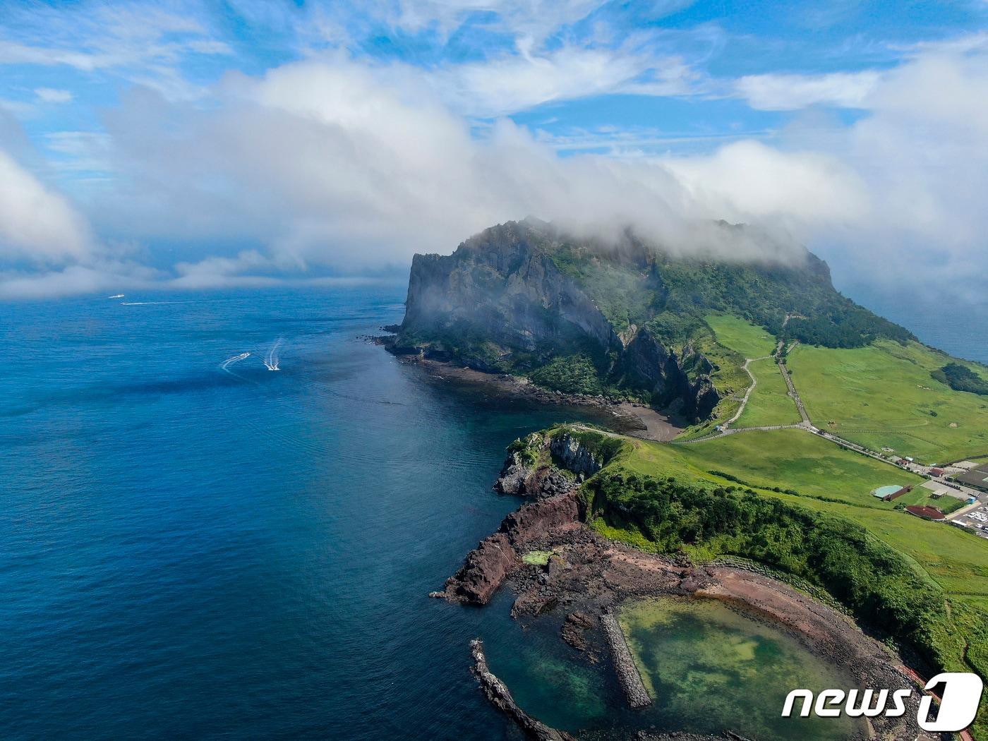 본문 이미지 - 30일 제주도는 도청 홈페이지에 개발행위를 제한하는 제주지역 절대보전지역이 기존보다 약 10만평(33만4063㎡) 확대하는 내용을 담아 '절대·상대·관리보전 지정(변경) 및 지형도면'을 고시했다. 제주 서귀포시 성산읍 해안가에서 바라본 성산일출봉에 해무가 껴 한폭의 그림같은 풍경을 연출하고 있다. (제주시 제공) 2019.7.28/뉴스1 ⓒ News1 고동명 기자
