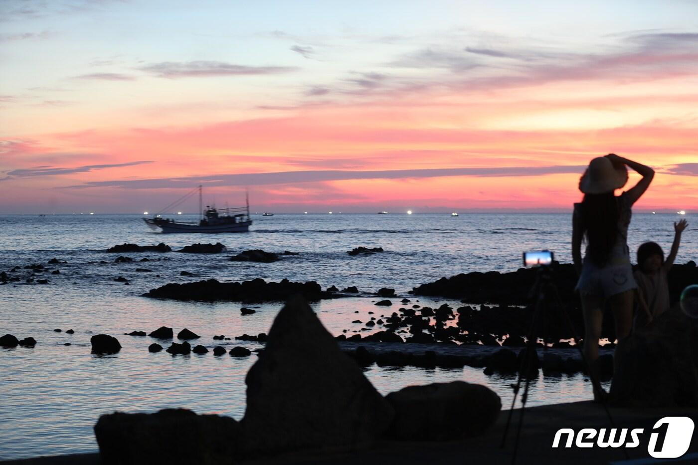 제주시 조천읍 관곶에서 관광객들이 노을을 바라보고 있다.2019.7.28/뉴스1 ⓒ News1 강승남 기자