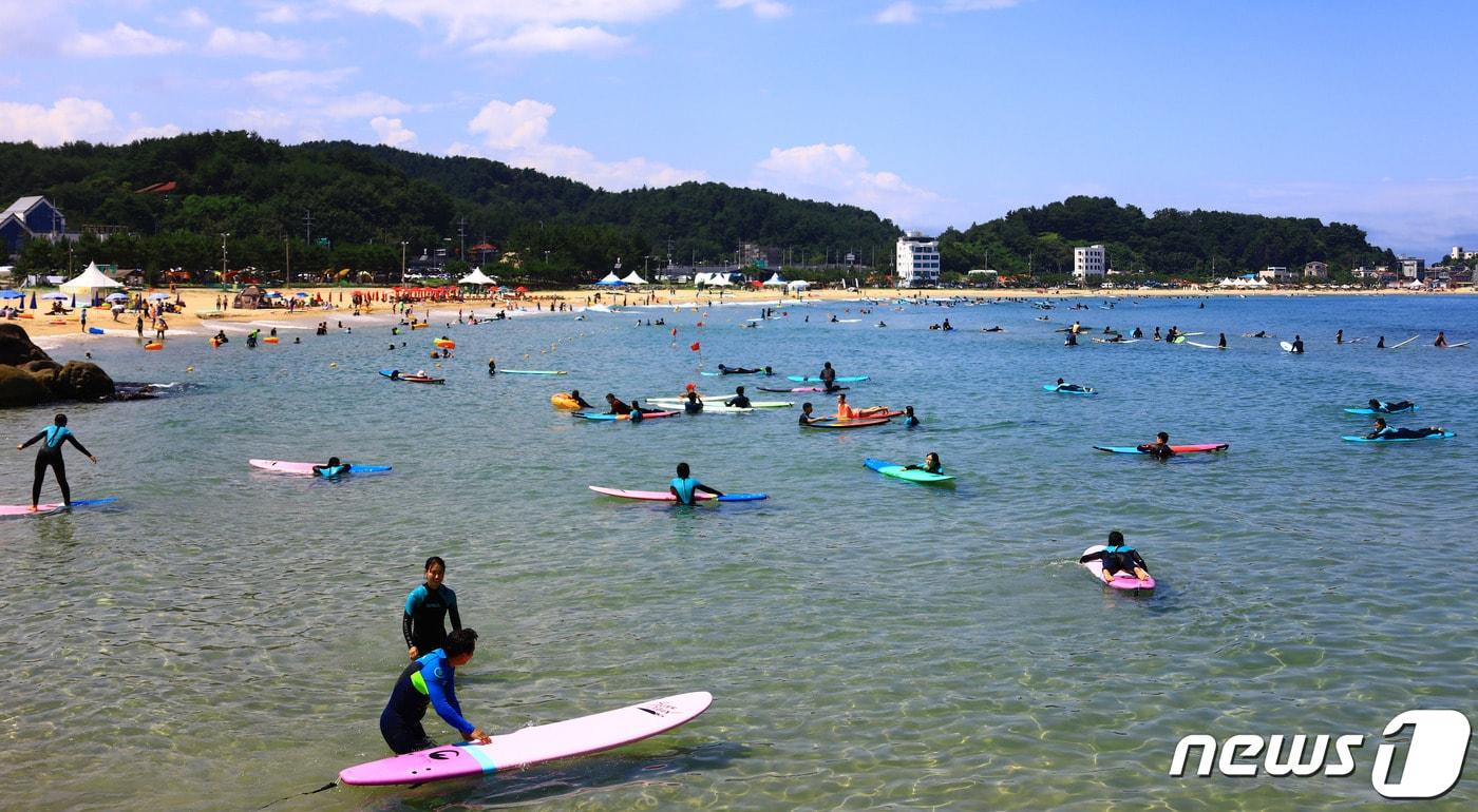 강원도 양양군 죽도해수욕장을 찾은 서퍼들이 서핑을 즐기고 있다. &#40;양양군 제공&#41; 2019.7.28/뉴스1 ⓒ News1 고재교 기자