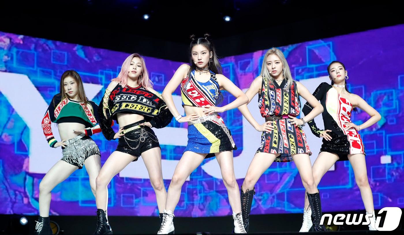 있지(ITZY) 채령(왼쪽부터), 류진, 예지, 유나, 리아가 29일 오후 서울 용산구 한남동 블루스퀘어에서 열린 첫 번째 미니앨범 ‘있지 아이씨(IT'z ICY)’ 발매 기념 쇼케이스에 참석해 멋진 무대를 선보이고 있다. 2019.7.29/뉴스1 ⓒ News1 권현진 기자
