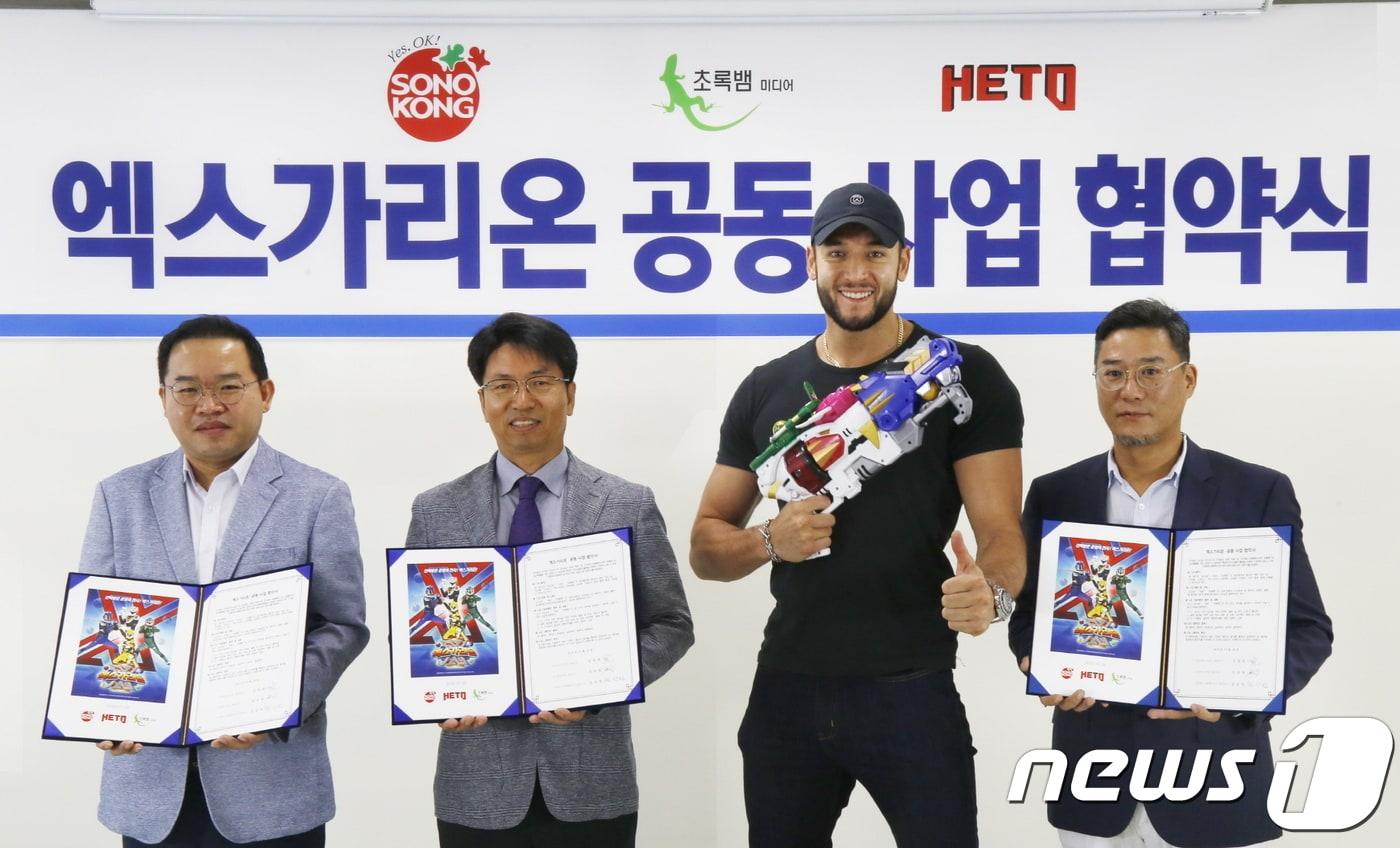 본문 이미지 - 손오공은 29일 경기도 부천시 본사에서 초록미디어, 히토와 어린이 TV드라마 '엑스가리온 공동사업 업무협약(MOU)'을 체결했다고 밝혔다. (왼쪽부터) 김종철 히토 대표이사, 김종완 손오공 대표이사, 엑스가리온 주인공 배우 줄리엔강, 김상헌 초록뱀미디어 대표이사(손오공 제공)ⓒ 뉴스1