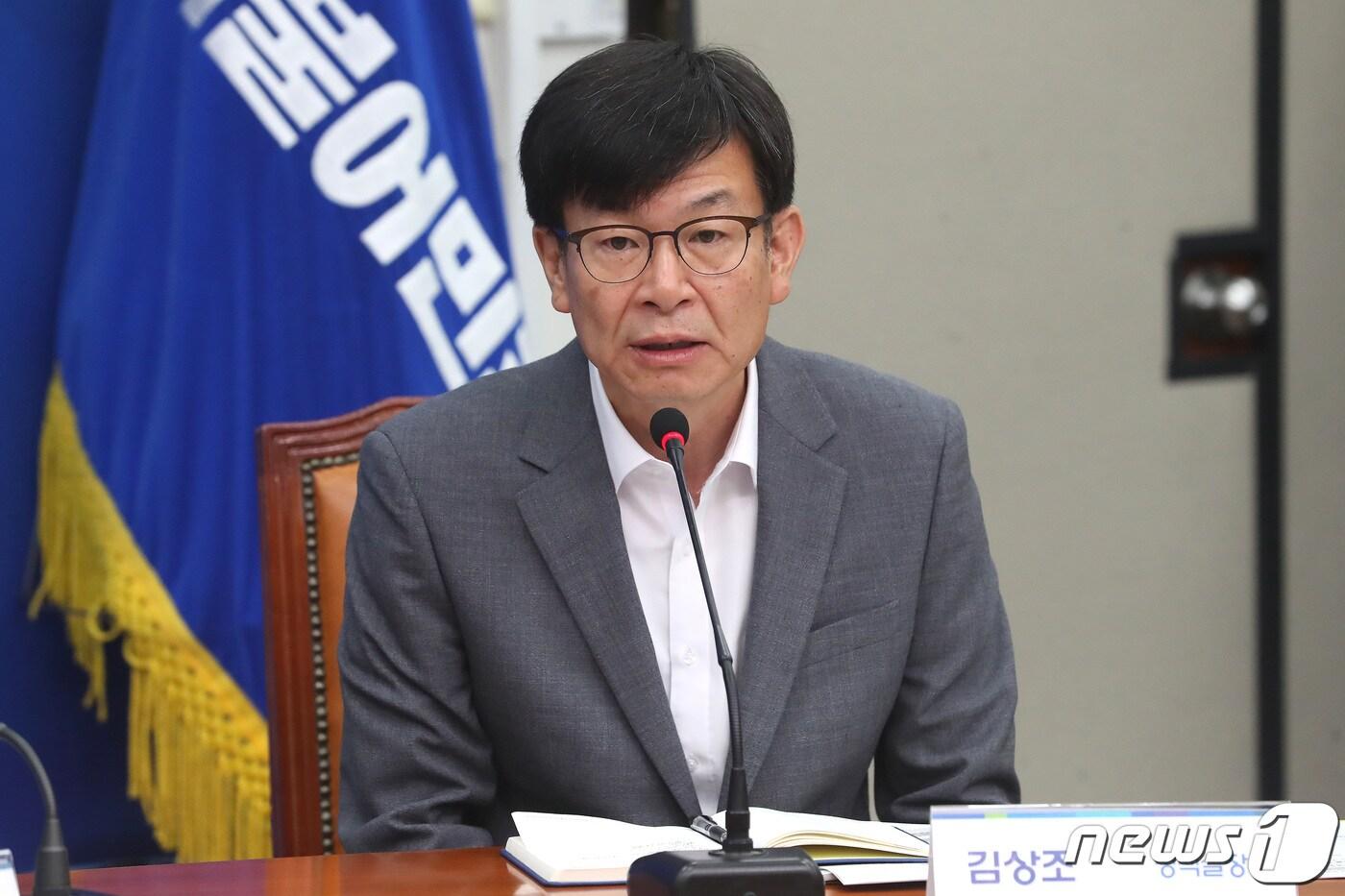 본문 이미지 - 김상조 청와대 정책실장이 3일 오전 서울 여의도 국회에서 열린 하반기 경제정책방향 관련 고위당정협의회에서 모두발언을 하고 있다. 2019.7.3/뉴스1 ⓒ News1 임세영 기자