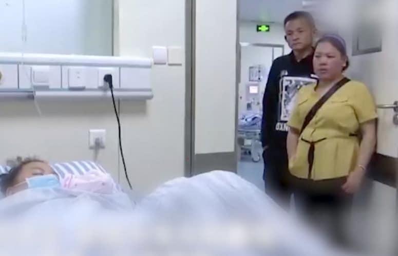본문 이미지 - 병상의 딸을 지켜보고 있는 부모 - 웨이보 갈무리