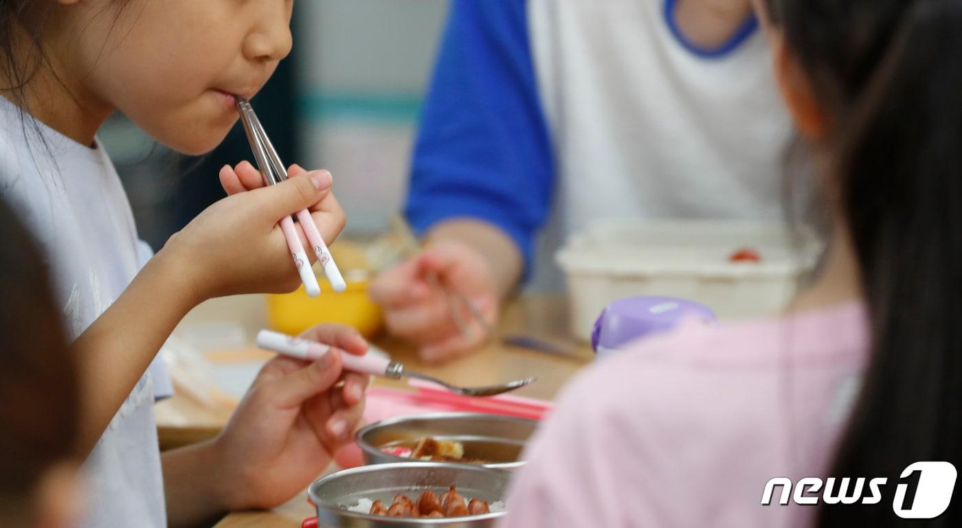 도시락을 먹는 초등학생들 &#40;자료사진&#41; ⓒ News1