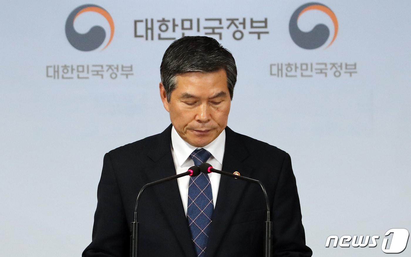 본문 이미지 - 정경두 국방부 장관이 3일 오후 서울 세종대로 정부서울청사에서 열린 북한 소형목선 상황 관련 정부 합동조사 결과 브리핑에 앞서 대국민 사과문을 발표하고 있다. 2019.7.3/뉴스1 ⓒ News1 이재명 기자