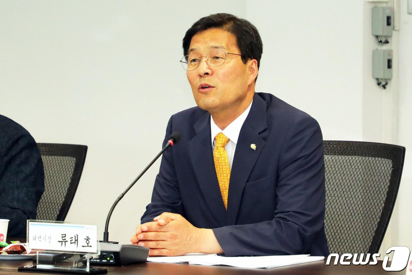 본문 이미지 - 류태호 태백시장이 3일 강원 태백시청 소회의실에서 열린 민선7기 1주년 기자 간담회에서 발언하고 있다. 2019.7.3/뉴스1 ⓒ News1 박하림 기자